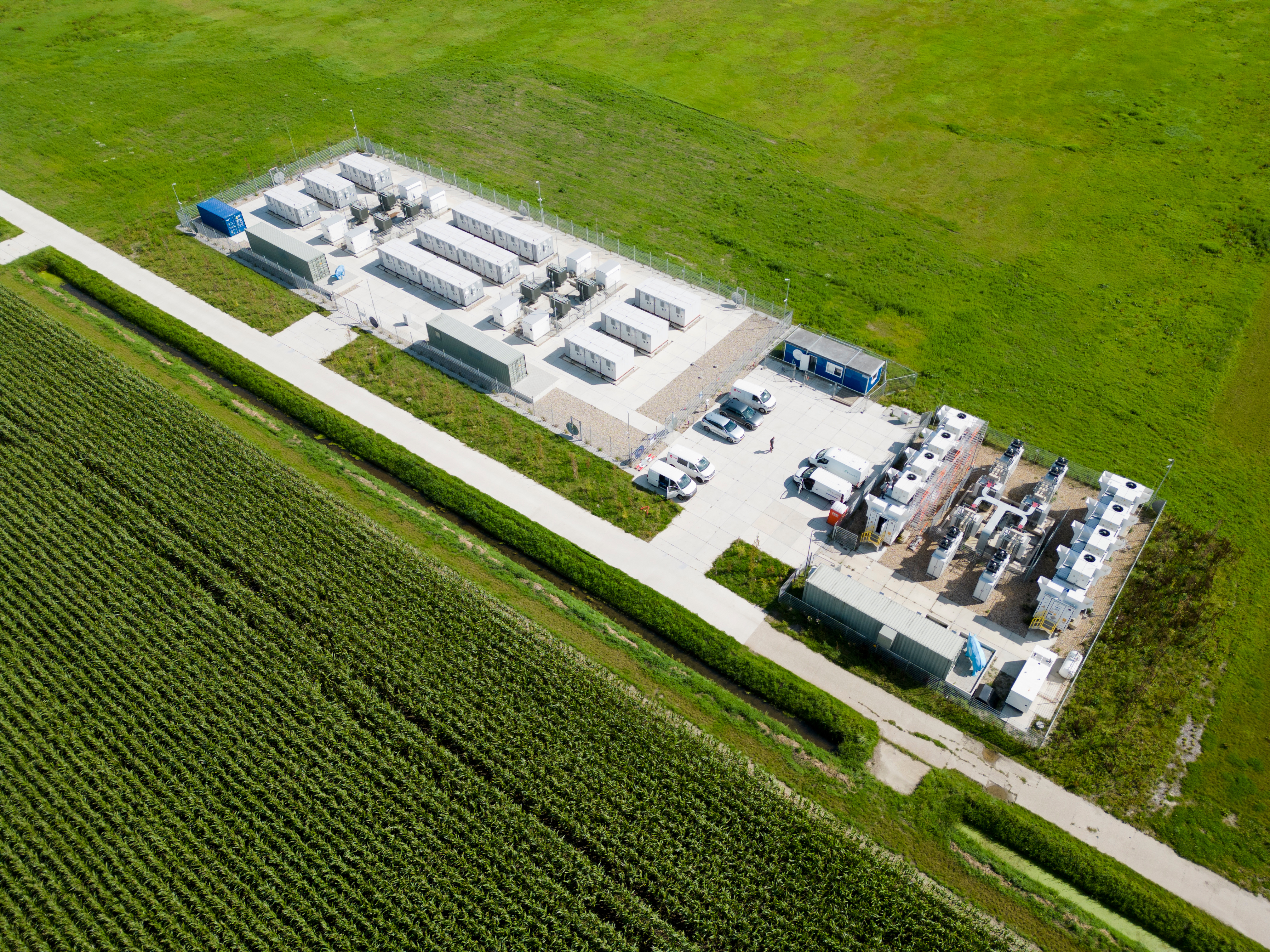 Foto einer Batterie-speicher-Anlage aus der Luft